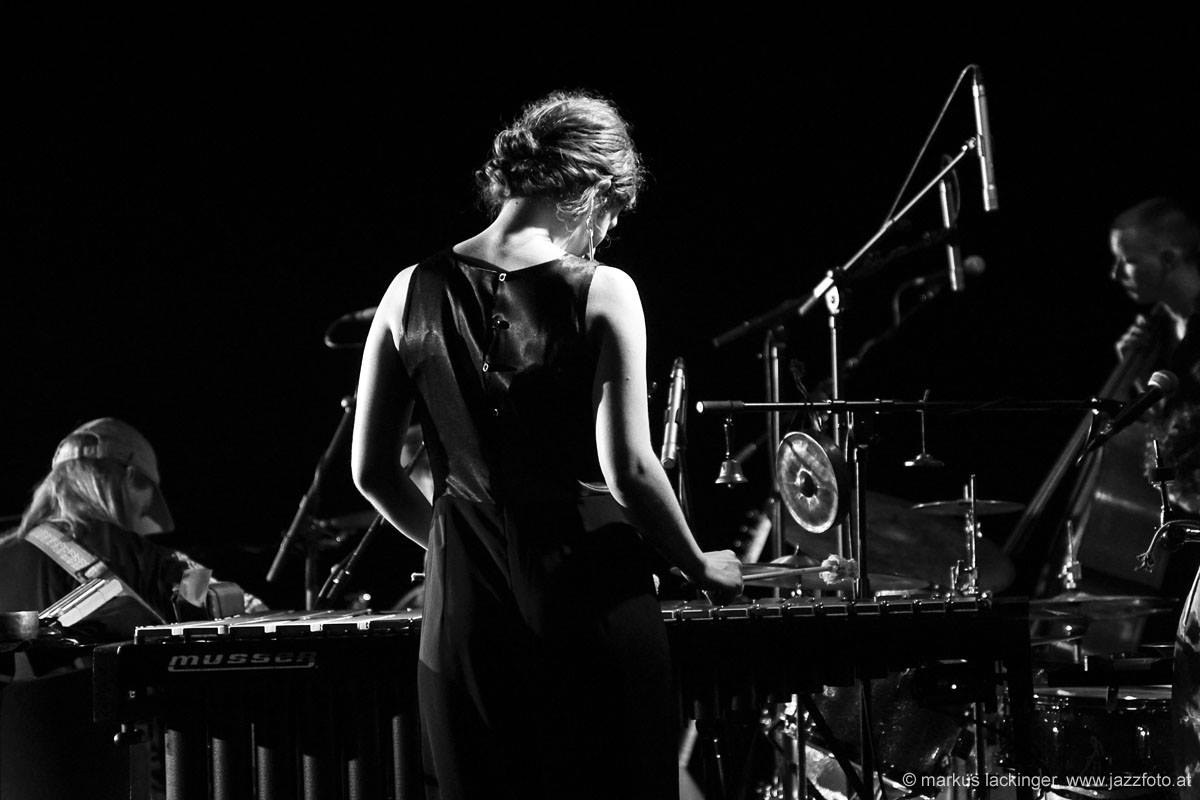Evi spielt Marimba während einer Live-Performance